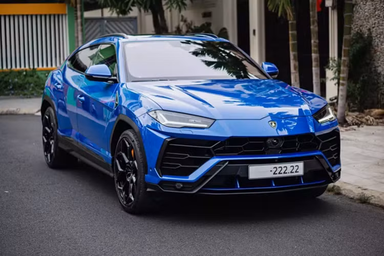 Một chiếc siêu SUV Lamborghini Urus mới xuất hiện trên đường phố Tp.HCM đã gây ấn tượng mạnh với biển số ngũ quý 2, cũng như mang màu sơn xanh dương rất lạ mắt, nhưng ít ai biết đồ chơi mới của xe lại đến từ 1 chi tiết khác.