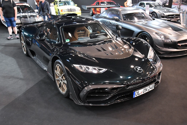 Trái tim của mẫu hypercar này là động cơ V6 1.6L tăng áp, loại máy được lấy trực tiếp từ xe đua F1 và tinh chỉnh lại để sử dụng hợp pháp trên đường phố. Động cơ đốt trong sản sinh công suất 574 mã lực, kết hợp với 4 mô-tơ điện đặt ở trục khuỷu, bộ tăng áp và cầu sau, mang lại tổng công suất lên tới 1.063 mã lực.