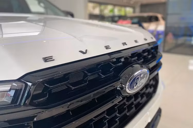 Theo hãng Ford, phiên bản mới của mẫu SUV hạng D bán chạy nhất Việt Nam là sự hoà trộn giữa khả năng vận hành mạnh mẽ, tiện nghi tối ưu và loạt công nghệ hiện đại tập trung vào khách hàng. So với Ford Everest Sport tiêu chuẩn, phiên bản đặc biệt mới có một số điểm khác biệt.