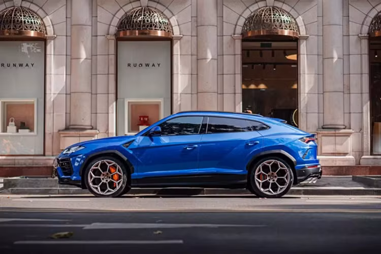 Đó là chủ nhân chiếc siêu SUV Lamborghini Urus này đã tốn chỉ vài triệu đồng để sơn bộ mâm 23 inch nguyên bản từ màu bạc sang đen bóng, sau khi sơn, nhiều người đánh giá chiếc xe Lamborghini Urus trở nên mạnh mẽ hơn nhiều, và khá hợp với bộ phanh gốm bên trong cũng như kẹp phanh màu cam.