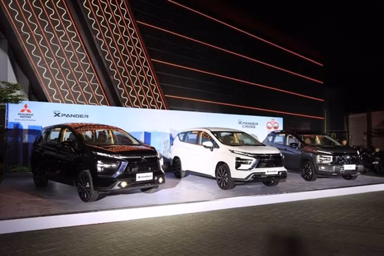 Khoang cabin của Xpander 2025 tiếp tục giữ nguyên bố cục quen thuộc, tuy nhiên nhiều chi tiết đã được Mitsubishi tinh chỉnh nhằm tăng trải nghiệm người dùng. Điểm thay đổi đáng chú ý là màn hình trung tâm nay được nâng lên kích thước 10 inch, tích hợp Apple CarPlay và Android Auto.