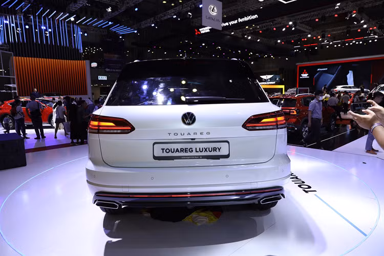 Touareg được phát triển dựa trên nền tảng MLB Evo – nền tảng khung gầm cao cấp mà tập đoàn Volkswagen chia sẻ cho Audi Q7, Porsche Cayenne, Bentley Bentayga và Lamborghini Urus. Mặc dù vậy, kích thước xe đã được tinh chỉnh để mở rộng không gian nội thất, với thông số dài x rộng x cao lần lượt là 4.878 x 1.984 x 1.717 mm.