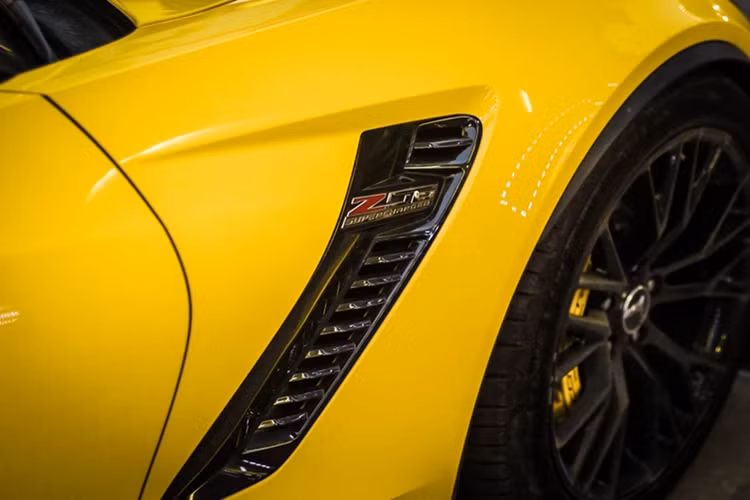 "Trái tim" trên Chevrolet Corvette C7 Z06 khi được trang bị hộp số sàn 7 cấp sẽ mất khoảng 3,2 giây để tăng tốc lên 100 km/h từ vị trí xuất phát.