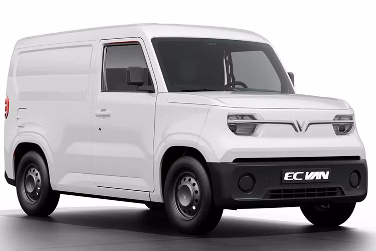 Xe hỗ trợ sạc nhanh DC tối đa 19,4kW, thời gian sạc từ 10% lên 70% pin là 42 phút. Khách hàng có thể mua thêm bộ sạc di động 3kW để sạc tại nhà. Trang bị an toàn, VinFast EC Van có phanh đĩa trước và phanh tang trống sau cùng các công nghệ như ABS, EBD, TCS và hệ thống cảnh báo phanh khẩn cấp ESS.