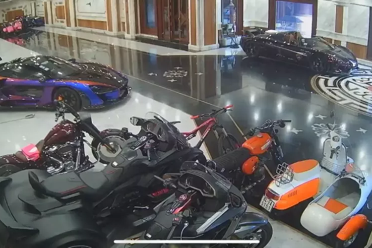 Trong đó, vẫn chưa rõ đại gia này có mang đủ cặp siêu phẩm ra đường hay không, ở lần gần nhất, bom tấn chỉ có 80 chiếc là Koenigsegg Regera phải ở nhà. Koenigsegg Regera của Hoàng Kim Khánh mua lại từ 1 showroom chuyên mua bán siêu xe ở Mỹ, giá xe tại đây là 2,9 triệu đô la, tương đương 69 tỷ đồng.