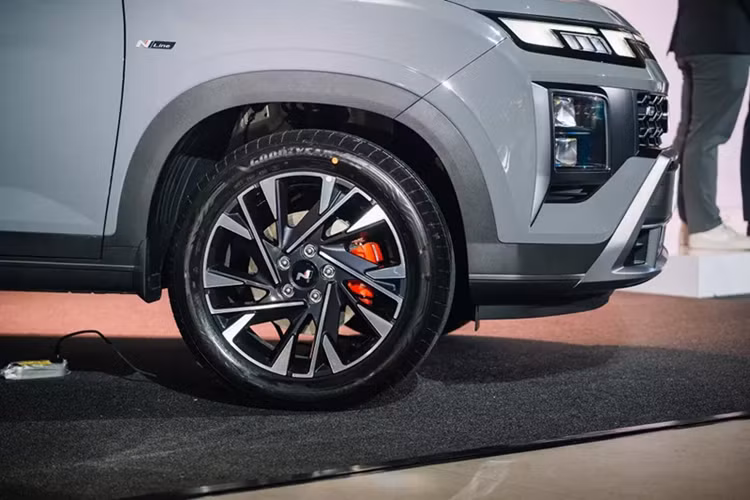 Về an toàn, các phiên bản cao cấp sẽ có gói công nghệ hỗ trợ lái nâng cao Hyundai Smartsense với các hệ thống như kiểm soát hành trình thích ứng có chức năng dừng/đi, cảnh báo va chạm phía trước, hỗ trợ giữ làn đường và giữ xe đi đúng làn. Phiên bản N Line còn có thêm hệ thống cảnh báo điểm mù và camera 360 độ.