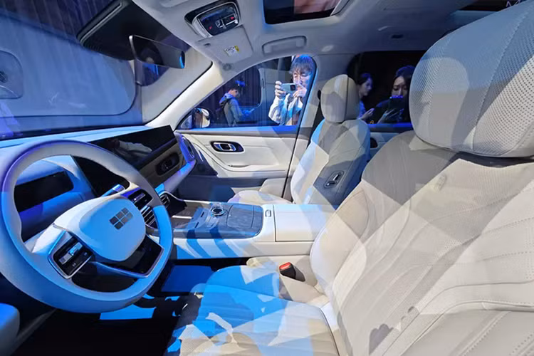 Trên nóc xe là cảm biến LiDAR nhô lên - một bộ phận quan trọng trong hệ thống hỗ trợ lái có tên "Thiên Lý Hạo Hãn" của hãng Geely. Đáng chú ý, tay nắm cửa của xe vẫn giữ thiết kế cơ học truyền thống thay vì loại ẩn vào thân như xu hướng thịnh hành.