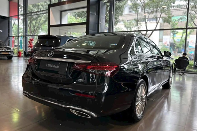 Lưu ý, toàn bộ các xe E-Class đang được ưu đãi đều thuộc năm sản xuất 2023, tức đã ra mắt thị trường hơn một năm. Đây là bản nâng cấp của thế hệ hiện tại, từng được giới thiệu tại Việt Nam từ năm 2021.