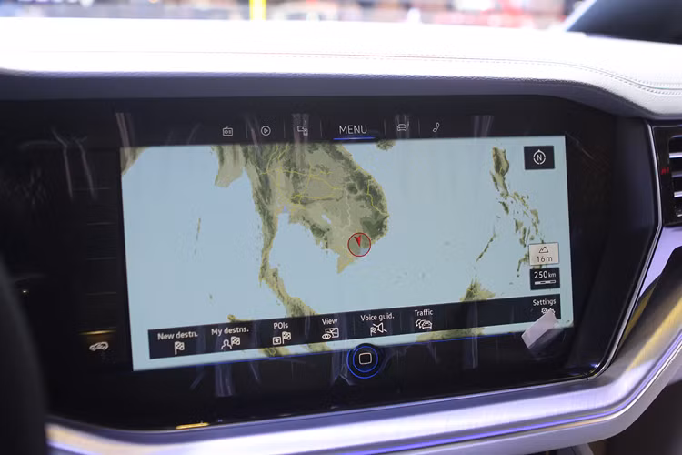 Cung cấp sức mạnh cho Touareg là động cơ xăng tăng áp 2.0L TFSI, sản sinh công suất 251 mã lực và mô-men xoắn cực đại 370 Nm.