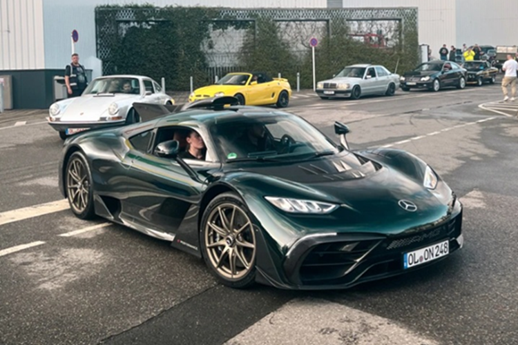 Chiếc xe gặp nạn còn nổi bật với gói trang bị khí động học chủ động chia thành ba chế độ vận hành: Highway, Track và Race DRS, lấy cảm hứng trực tiếp từ cơ chế khí động học của xe F1. Ngoài ra, ngoại thất xe được hoàn thiện bằng sợi carbon, kết hợp với bộ mâm 9 chấu bằng hợp kim magnesium sơn màu vàng đồng, tạo nên vẻ ngoài độc đáo và không thể nhầm lẫn.