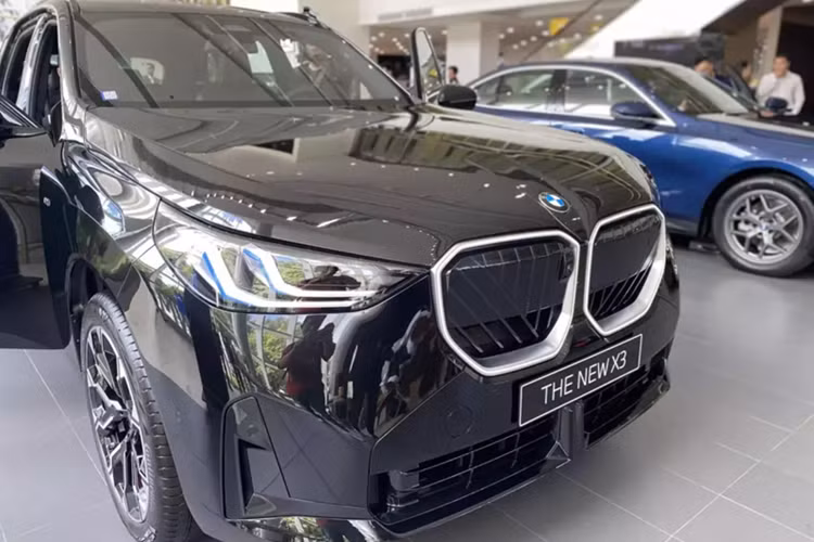 Xe được tăng kích thước so với bản cũ khi dài hơn 34 mm (4.755 mm), rộng hơn 29 mm (1.920 mm), thấp hơn 25 mm (1.660 mm), nhằm tối ưu tính khí động học. Phần đầu xe nổi bật với lưới tản nhiệt hình “quả thận” cỡ lớn được đặt thẳng đứng, có các nan dọc và chéo đan xen nhìn khá lạ mắt.