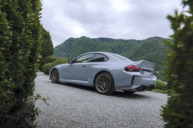 BMW cũng giảm trọng lượng M2 CS khoảng 44 kg so với M2 thông thường, giúp trọng tải của M2 CS còn 1.710 kg, nhẹ hơn M4 tiêu chuẩn (có cấu hình sức mạnh tương đương).