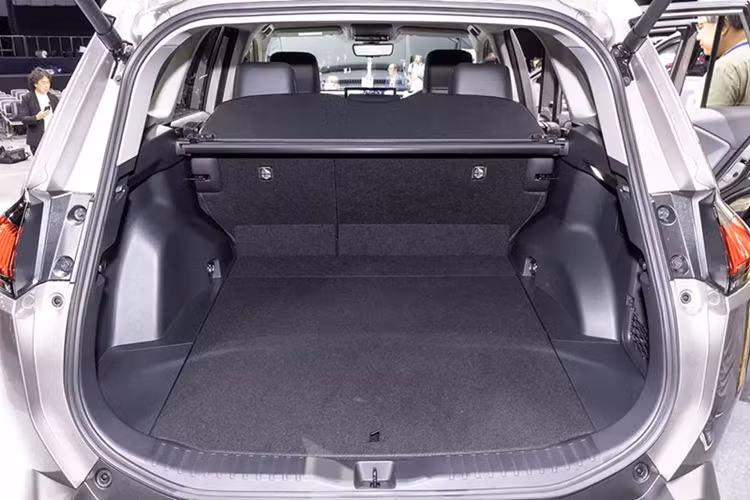 Ghế trước của Toyota RAV4 2026 phong cách Core. Cửa xe tích hợp các nút điều khiển cửa kính chỉnh điện. Hàng ghế sau có bệ tì tay trung tâm có thể gập lại. Khoang hành lý bằng phẳng, độ chênh lệch giữa sàn và miệng cốp được giảm đáng kể so với đời trước.