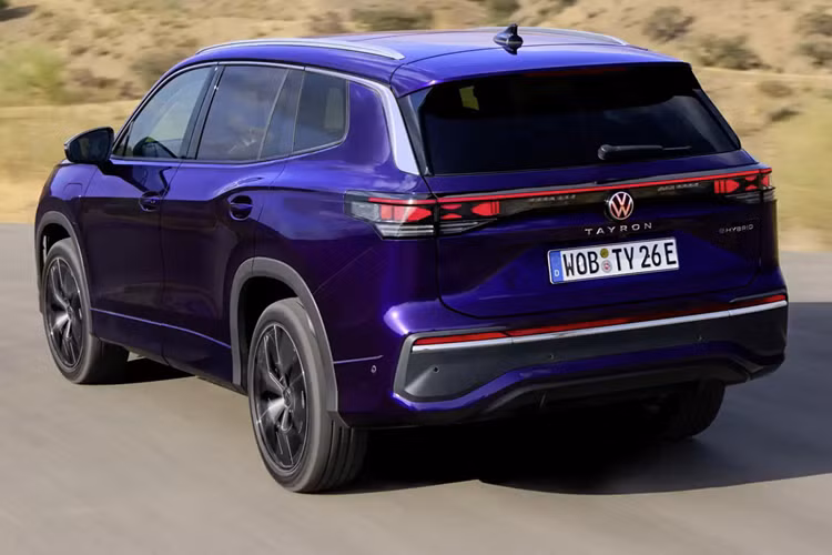 Bản R-Line còn có hệ thống giảm xóc thích ứng DCC Pro. Tất cả các phiên bản đều hỗ trợ tính năng lái bán tự động cấp độ 2 Travel Assist, cùng các công nghệ an toàn như phanh khẩn cấp tự động, cảnh báo phương tiện cắt ngang trước/sau, hỗ trợ đỗ xe, cảnh báo mở cửa và 9 túi khí.