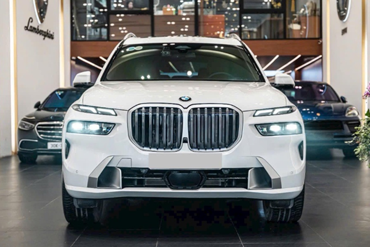 Phiên bản thể thao BMW X7 M-Sport cũng được một đại lý ở Hà Nội ưu đãi tới 685 triệu đồng, giá xe sau ưu đãi chỉ còn 5,024 tỷ đồng. Tất cả các xe được hưởng mức ưu đãi này đều là xe sản xuất năm 2023. Khách hàng khi mua còn được tặng thêm camera hành trình chính hãng trị giá 20 triệu đồng.