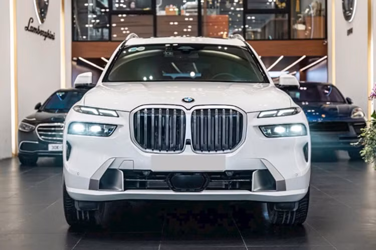 Phiên bản thể thao BMW X7 M-Sport cũng được một đại lý ở Hà Nội ưu đãi tới 685 triệu đồng, giá xe sau ưu đãi chỉ còn 5,024 tỷ đồng. Tất cả các xe được hưởng mức ưu đãi này đều là xe sản xuất năm 2023. Khách hàng khi mua còn được tặng thêm camera hành trình chính hãng trị giá 20 triệu đồng.