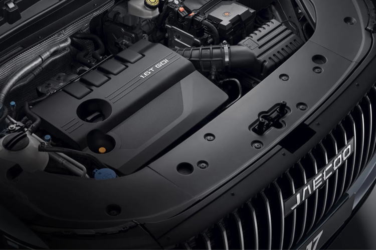 Nhờ đó, Jaecoo J7 PHEV có thể chạy 90 km bằng pin đồng thời chỉ tiêu thụ lượng nhiên liệu 1 lít/100 km khi kết hợp động cơ xăng và mô-tơ điện. Sau khi sạc đầy pin và đổ đầy bình xăng, xe có thể di chuyển quãng đường lên đến 1.300 km theo tiêu chuẩn WLTP.