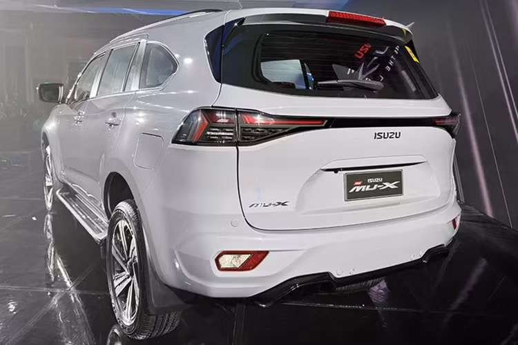 Ở bản cao cấp, xe được trang bị cửa cốp đóng/mở chỉnh điện với cảm biến đá cốp, ghế bọc bằng chất liệu Cool Max, màn hình cảm ứng trung tâm 9 inch, kết nối Apple CarPlay/Android Auto không dây, ghế lái chỉnh điện 8 hướng, 2 hàng ghế sau ngả/gập phẳng và hàng ghế cuối gập 1 chạm.