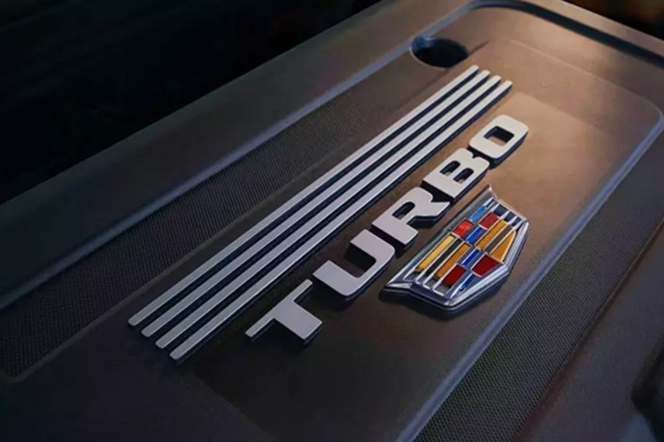 Nói cách khác, người Trung Quốc có thể mua một chiếc Cadillac XT4 với giá chỉ tương đương SUV cỡ nhỏ bình dân như Nissan Kicks. Để dễ hình dung, mẫu SUV nhỏ nhất của GM tại thị trường Mỹ hiện là Chevrolet Trax 2025 có giá từ 20.500 USD. Trong khi đó, Nissan Kicks cũng chỉ khởi điểm từ 21.520 USD.