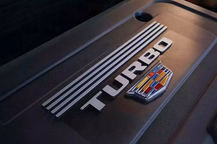 Nói cách khác, người Trung Quốc có thể mua một chiếc Cadillac XT4 với giá chỉ tương đương SUV cỡ nhỏ bình dân như Nissan Kicks. Để dễ hình dung, mẫu SUV nhỏ nhất của GM tại thị trường Mỹ hiện là Chevrolet Trax 2025 có giá từ 20.500 USD. Trong khi đó, Nissan Kicks cũng chỉ khởi điểm từ 21.520 USD.