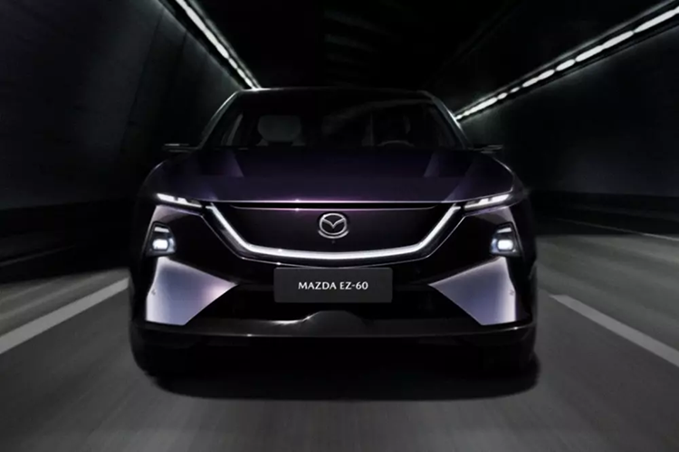 Về không gian chứa đồ, EZ-60 có cốp sau dung tích 350 lít, mở rộng tối đa lên 2.036 lít khi gập hàng ghế sau. Phiên bản thuần điện còn bổ sung thêm khoang hành lý trước dung tích 126 lít, cùng nhiều hộc để đồ nhỏ được bố trí thông minh trong cabin.