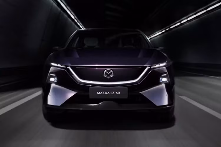 Về không gian chứa đồ, EZ-60 có cốp sau dung tích 350 lít, mở rộng tối đa lên 2.036 lít khi gập hàng ghế sau. Phiên bản thuần điện còn bổ sung thêm khoang hành lý trước dung tích 126 lít, cùng nhiều hộc để đồ nhỏ được bố trí thông minh trong cabin.