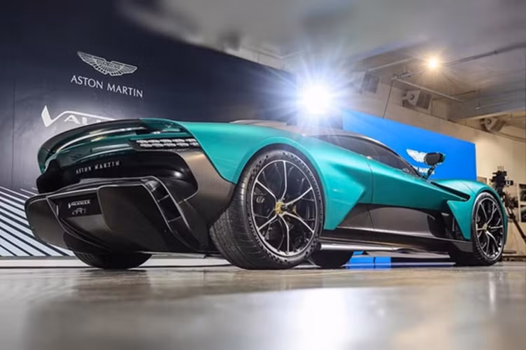 Xe được sử dụng hệ thống truyền động PHEV mới với động cơ V8, tăng áp kép, dung tích 4.0 lít được đặt giữa phía sau và có tích hợp thêm 2 mô tơ điện kết hợp giúp tổng công suất cho Aston Martin Valhalla lên đến 937 mã lực và mô-men xoắn cực đại là 1.000 Nm.