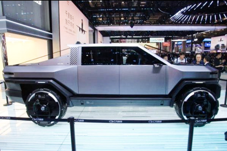 Không chỉ vậy, xe còn được trang bị hai dải đèn LED nằm phía trên kính chắn gió và camera thay thế gương chiếu hậu truyền thống, những chi tiết thường thấy trên các mẫu xe địa hình cao cấp.