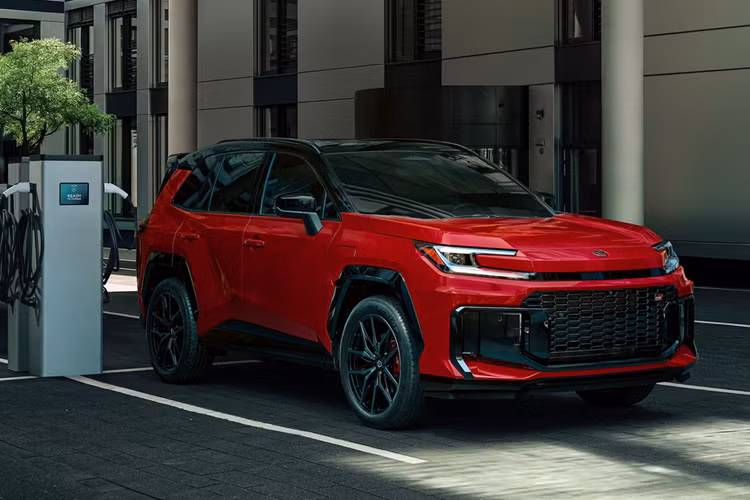 Khu vực bệ trung tâm cũng được thiết kế lại, tích hợp nút chuyển số điện tử (shift-by-wire) trên một số phiên bản, kèm hai khay để cốc và hộc chứa đồ rộng rãi. Tùy theo cấu hình, nội thất có thể được bọc vải, SofTex hoặc da Ultrasuede đục lỗ, với các bản cao cấp có logo GR, bàn đạp nhôm và hệ thống âm thanh JBL 9 loa.