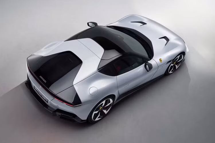 Ferrari cho biết 12Cilindri bản không mở mui sẽ sử dụng hộp số ly hợp kép 8 cấp, xe có thể tăng tốc từ vị trí xuất phát lên 100 km/h trong 2,9 giây, 0-200 km/h trong 7,9 giây và đạt tốc độ tối đa 340 km/h.