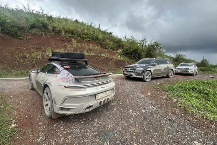 Ngay khi về Việt Nam, chiếc xe đã được chủ nhân dán bộ tem đặc biệt với tông đỏ - vàng trên nền sơn GT Silver Metallic nguyên bản. Trên cửa xe và nắp ca-pô xuất hiện con số 19, tượng trưng cho ngày sinh, còn số thứ tự 1.904 cũng thể hiện dấu ấn cá nhân hóa của chủ nhân sinh tháng 4.