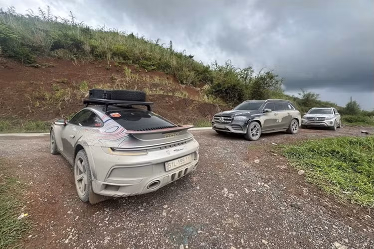 Ngay khi về Việt Nam, chiếc xe đã được chủ nhân dán bộ tem đặc biệt với tông đỏ - vàng trên nền sơn GT Silver Metallic nguyên bản. Trên cửa xe và nắp ca-pô xuất hiện con số 19, tượng trưng cho ngày sinh, còn số thứ tự 1.904 cũng thể hiện dấu ấn cá nhân hóa của chủ nhân sinh tháng 4.