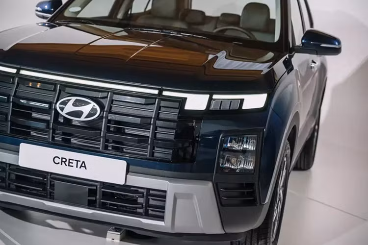 Điều này được thể hiện rõ qua khu vực đầu xe và đuôi xe mới theo triết lý thiết kế “Sensuous Sportiness” đặc trưng của thương hiệu Hàn Quốc. Phần đầu xe trông cứng cáp và vuông vức hơn. Tại đây, xe sở hữu lưới tản nhiệt lớn hơn trong khi cản trước được thiết kế giống như có tấm bảo vệ bên dưới.