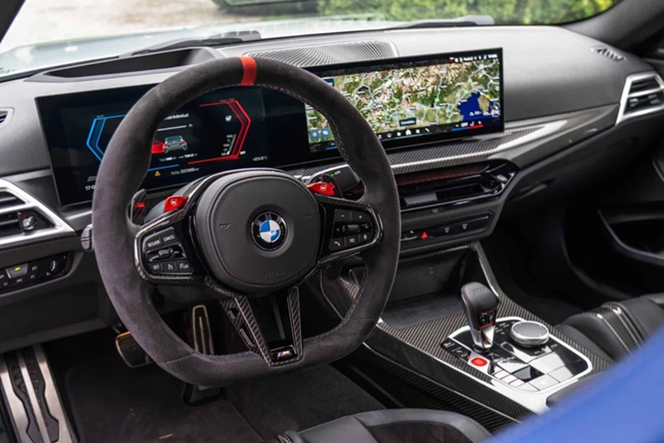 Phía trước M2 CS có bộ chia gió sơn màu đen mờ cùng lưới tản nhiệt hình quả thận đặc trưng nhưng tạo hình dữ dằn hơn. Chiều cao của xe hạ thấp 5mm nhờ lò xo, khoảng sáng gầm 120 mm, bộ giảm chấn và khung gầm được tinh chỉnh thêm; phanh gốm carbon có giá 8.500 USD là trang bị tuỳ chọn.