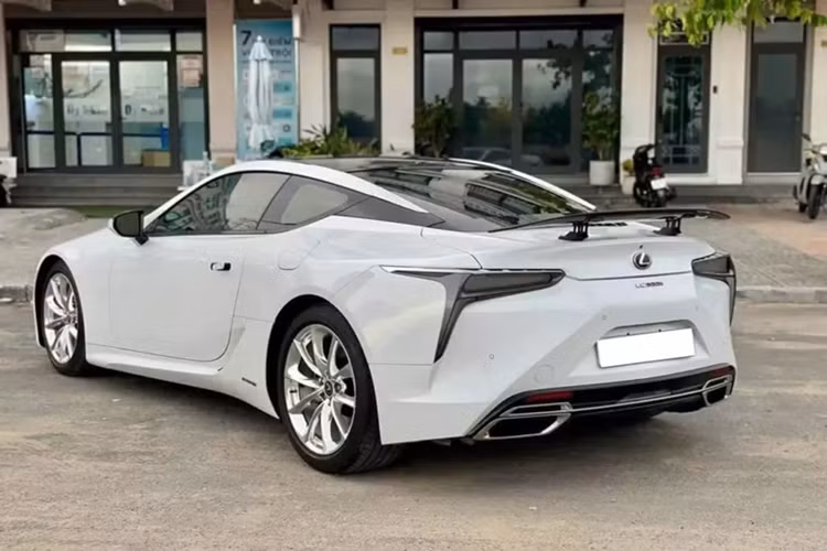 Chiếc LC 500h duy nhất tại Việt Nam mang trên mình ngoại thất màu trắng bóng giản đơn, từ đây làm nổi bật những đường nét thiết kế thanh thoát, hiện đại của chiếc xe thể thao đến từ Nhật Bản. Lexus LC 500 được phát triển dựa trên nền tảng khung gầm Lexus Global Architecture – Luxury (GA-L) mới, dùng chung với mẫu sedan đầu bảng LS thế hệ mới.