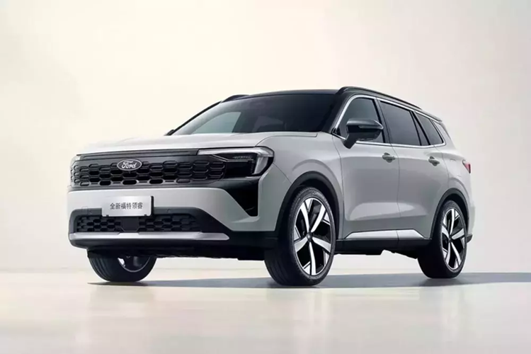 Ngoài ra, Ford Territory nâng cấp còn được trang bị cản trước mới với nẹp màu bạc trang trí kéo dài hơn. Trái ngược với cản trước, cản sau lại được sơn màu đen và không có nẹp màu bạc như phiên bản cũ. Khu vực phía sau xe trông gọn gàng hơn nhờ ống xả được giấu phía sau cản va.