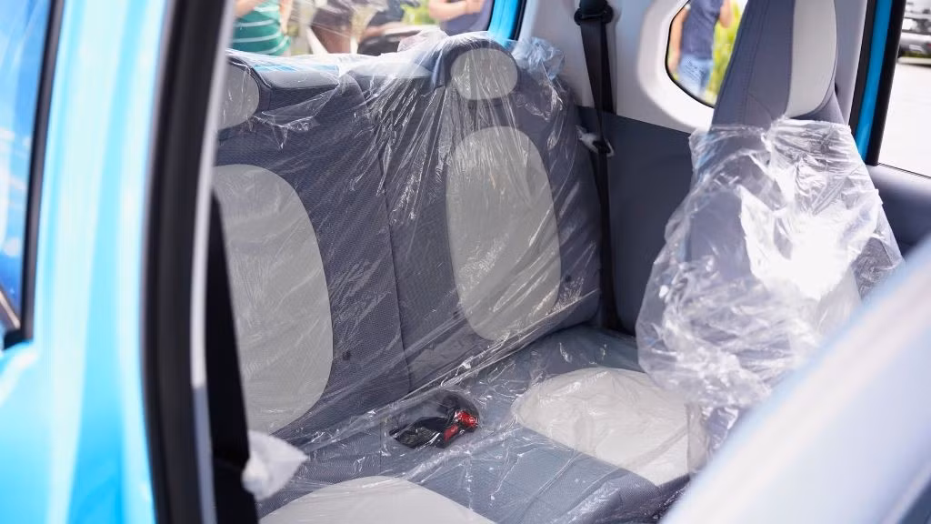 Xe được phân phối với 5 tùy chọn màu ngoại thất gồm: hồng pastel, xanh lá cây, xanh dương, đen và trắng, phù hợp với thị hiếu thẩm mỹ của giới trẻ, đặc biệt là nhóm khách hàng nữ.