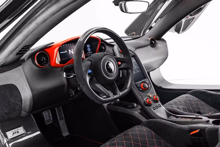 Sau nhiều năm ẩn mình thì mới đây chiếc McLaren P1 Carbon Series đã được chào bán tại Dubai, UAE với mức giá khoảng 3,1 triệu USD quy đổi 80,3 tỷ đồng. P1 Carbon Series là phiên bản đặc biệt với số lượng giới hạn, mỗi xe được thực hiện dựa trên P1 đã có chủ và chủ nhân đưa xe trở lại nhà máy.