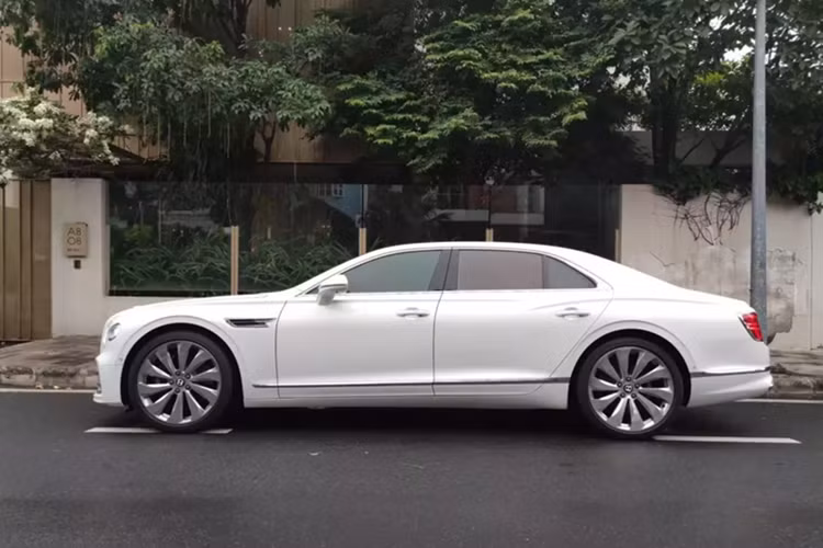 Chiếc xe Bentley Flying Spur V8 này thuộc đời 2021, thuộc sở hữu của 1 nhà sưu tập xe tại Tp.HCM và anh mới bán lại chỉ sau khi trải nghiệm 3.000 km.