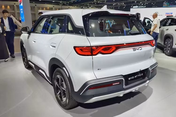 Giá bán của BYD Atto 2 tại Việt Nam vẫn còn là ẩn số. Trong khi đó, tại thị trường Trung Quốc, BYD Atto 2 được bán ra với 5 bản trang bị và giá từ 96.800 - 119.800 Nhân dân tệ (tương đương 338 - 419 triệu đồng).
