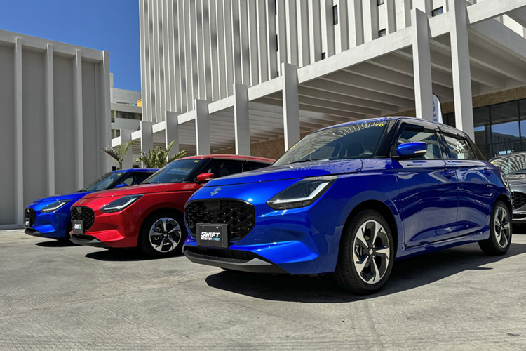 Khoang cabin của Swift 2025 được tinh chỉnh nhẹ nhằm tăng tính thẩm mỹ, nhưng không có sự lột xác toàn diện. Điểm mới dễ nhận thấy nhất là màn hình trung tâm dạng nổi kích thước 9,7 inch, đi kèm cụm điều khiển điều hòa được thiết kế lại. Các chi tiết khác trong khoang nội thất vẫn mang phong cách tối giản, đặc trưng của xe Nhật.