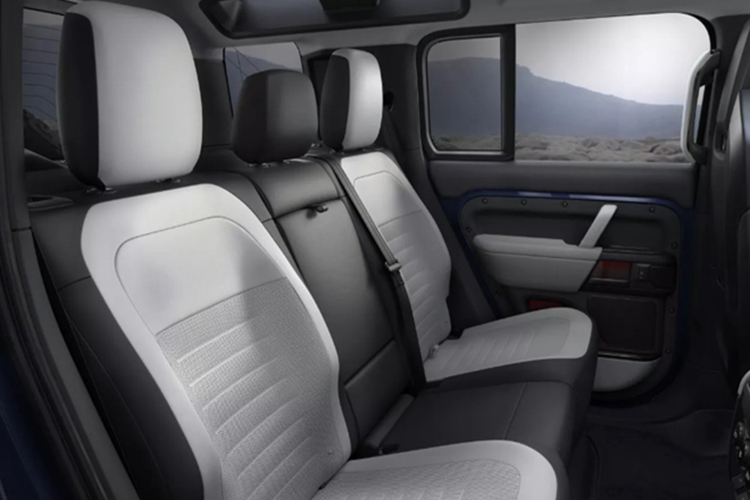 Bảng điều khiển trung tâm được thiết kế lại với khả năng trượt, cho phép cất giấu vật dụng cá nhân trong một ngăn kín đáo nhưng vẫn dễ dàng tiếp cận với khoang chứa đồ bên dưới.