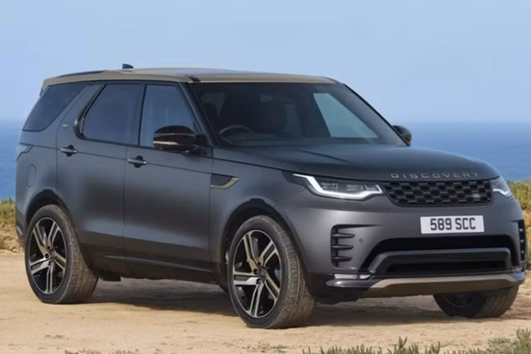 Phiên bản Tempest được Land Rover mô tả là “mẫu Discovery sang trọng, thoải mái và được trang bị cao cấp nhất từ trước đến nay”. Ngoại hình xe gây ấn tượng mạnh với màu sơn Charente Grey, Carpathian Grey hoặc Varesine Blue, kết hợp cùng mui xe Petra Copper Gloss tương phản và các điểm nhấn đồng ánh kim độc quyền.