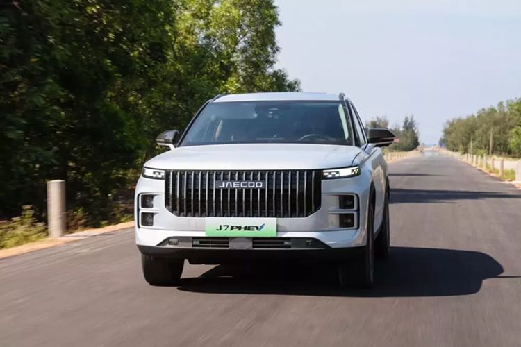 Cụ thể, trong thời gian này, Jaecoo J7 được hãng áp dụng giá bán ưu đãi chỉ 739 triệu đồng cho bản Flagship, giảm 60 triệu đồng. Trong khi đó, Jaecoo J7 PHEV được giảm 90 triệu đồng, xuống còn 879 triệu đồng. Chưa hết, Omoda &amp; Jaecoo Việt Nam còn tặng 10 năm đổ xăng miễn phí (đã trừ thẳng vào giá bán) và bộ sạc cầm tay cho Jaecoo J7 PHEV.