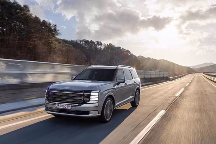 Hệ truyền động này là sự kết hợp của động cơ xăng tăng áp 2.5L với hai mô-tơ điện, sản sinh tổng công suất lên tới 329 mã lực và mô-men xoắn cực đại 459 Nm, đi kèm hộp số tự động 6 cấp. Ngoài ra, Hyundai vẫn duy trì tùy chọn động cơ V6 3.5L hút khí tự nhiên, công suất 287 mã lực và mô-men xoắn 352 Nm, kết hợp hộp số tự động 8 cấp.