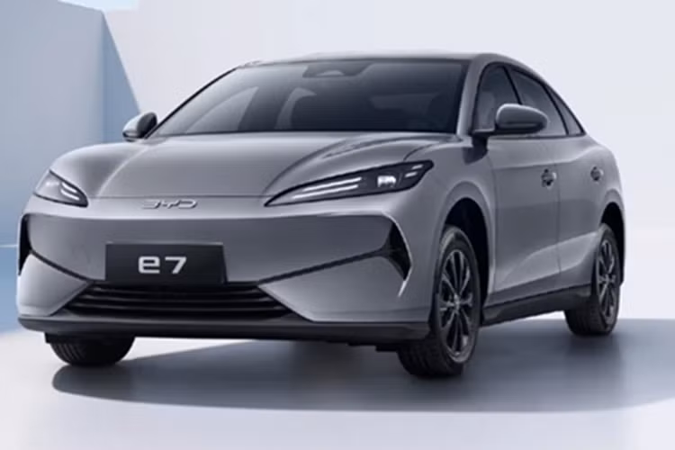 Các trang bị ở phía sau bao gồm cổng USB, cửa gió điều hòa, đèn đọc sách LED và chốt ISOFIX để lắp ghế trẻ em. Nhìn chung, hàng ghế sau tạo cảm giác khá thoải mái cho hành khách, đây là điều cần thiết với một mẫu xe sinh ra để chạy taxi như e7.