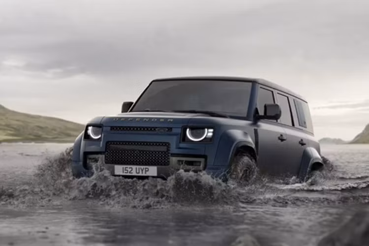 Ngoại thất của Defender 2026 không được thay đổi mạnh tay, nhưng vẫn đủ tạo ra sự khác biệt với các chi tiết tinh chỉnh ở cụm đèn pha và đèn hậu. Đèn pha được thiết kế sắc sảo hơn, đồ họa ánh sáng đặc trưng, trong khi đèn hậu dạng phẳng theo kiểu “mắt kính” đặt dọc, hoàn thiện bằng lớp sơn tối màu. Đèn sương mù nay trở thành trang bị tiêu chuẩn.