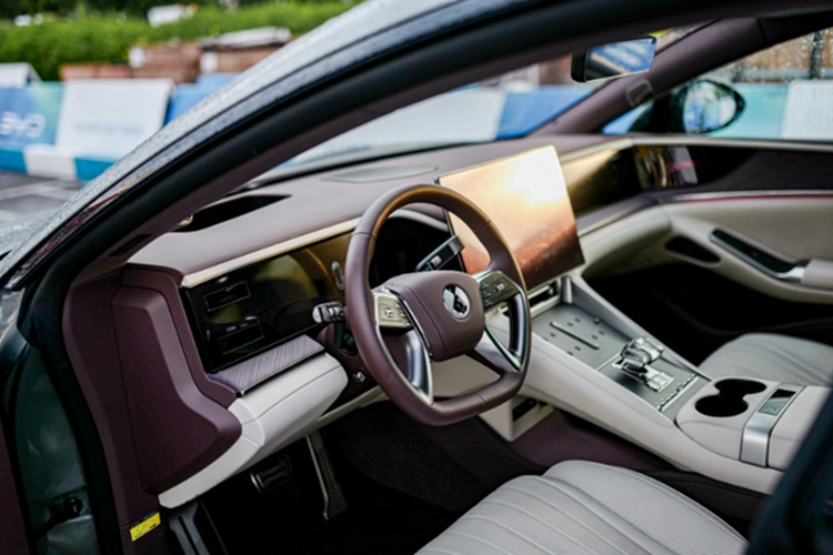 Khoang nội thất của Denza Z9GT được thừa hưởng nhiều chi tiết từ các mẫu xe cao cấp khác của BYD như Seal và Han, điển hình là cần số pha lê và khu vực trung tâm tích hợp đế sạc không dây.