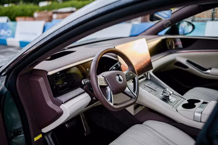 Khoang nội thất của Denza Z9GT được thừa hưởng nhiều chi tiết từ các mẫu xe cao cấp khác của BYD như Seal và Han, điển hình là cần số pha lê và khu vực trung tâm tích hợp đế sạc không dây.