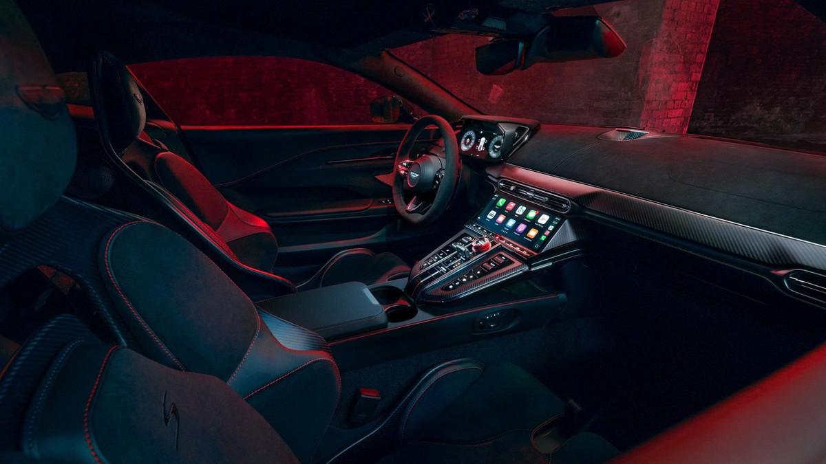 Bên trong, nội thất của Vantage S là sự kết hợp giữa da, Alcantara và chi tiết carbon, tất cả được chế tác thủ công với hơn 2.500 mũi khâu cho riêng logo “S” trên tựa đầu. Đây là không gian của cảm xúc, đẳng cấp và độ hoàn thiện tỉ mỉ – điều vốn là DNA của Aston Martin.